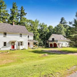Entire Rustic Farmhouse minutes from Jay Peak, hotel a Jay