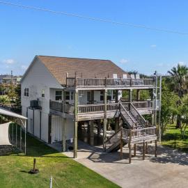 Central 2BR 2BA Easy Beach Access Sleeps 10, hotel Bolivar Peninsulában