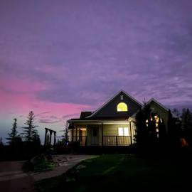 16 Acre Bruce Peninsula Forest Escape، فندق في Red Bay