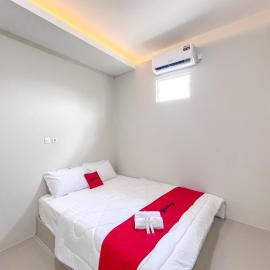 RedDoorz Syariah near Alun-Alun Tanjunganom Nganjuk, hotel en Warujayeng