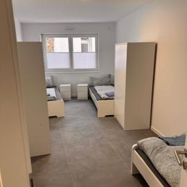 Moderne Wohnung für 4 Personen mit extra Schlafzimmer, Wohnzimmer & Balkon, hotell i Alzey