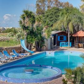 Ta Karag Villa - Countryside Escape - Pool & Tennis, Hotel in Għaxaq