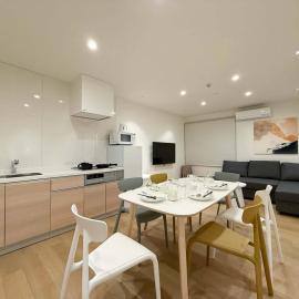 b hotel Nikkei - Central 3BR Apt Close to Shopping & Dining