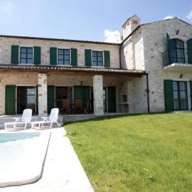 Spacious villa with 10x5m pool, aircon. Rural retreat, stunning views., hotel in Motovun