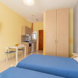Lucy's Garden Studios - 2 mins from the beach