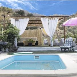 Alojamiento Rural Casa Águila con piscina privada para 6 personas, hotell i Los Valverde