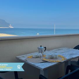 RS322 - Marcelli, bilocale fronte mare con spiaggia inclusa, Hotel in Marcelli