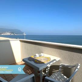 RS323 - Marcelli, bilocale fronte mare con spiaggia inclusa, hotel en Marcelli