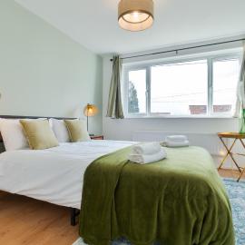 Spacious 4 Bedroom House with Parking - Sleeps 10 - Families & Contractors