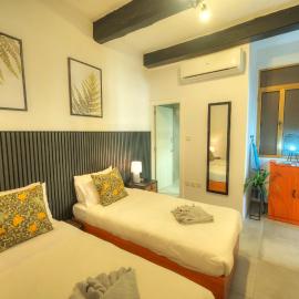 Cozy flat. Swim beach 2 minutes walk. The Old Valletta MCRI1-1, Hotel in Valletta