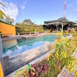 Hotel Delfines Puerto Jimenez، فندق في Palma