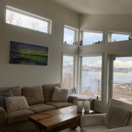 Practical and cozy cottage in idyllic Senja 3 bedrooms, hotel din Senja