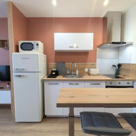 Studio calme centre-ville Châteauroux avec parking - FR-1-591-725, hotel in Châteauroux