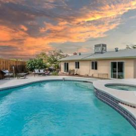 Pool & Hot Tub! Centrally Located, Less Than 3 Miles to The Strip!