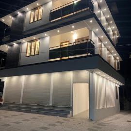 Puthussery Towers، فندق في Elūr