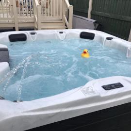 릴에 위치한 호텔 Hot Tub Accommodation North Wales Lodge