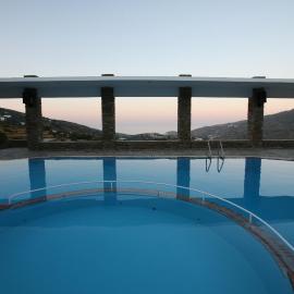Perla Pool Hotel Andros, hotel v destinaci Ménites