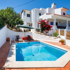 Charming Carvoeiro Beach Villa, Algarve with Private Pool, Sea Views and Walk to Beach, hotel in Praia do Carvoeiro