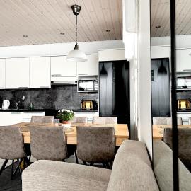 Kulta Villa, keskellä Vuokattia sisältyy Sauna, ilmainen Pysäköinti, Wi-Fi, 65smartTV, oma pieni piha alue, sopii perheille, hotel u gradu Vuokatti