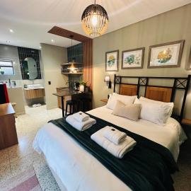 Green Ivy Luxury Room with Private Garden