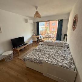 Bohemian studio in Menton close to sea with parking
