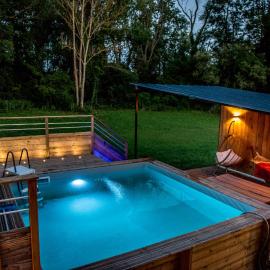 Maison de charme, piscine, jacuzzi, rivière,, hotel a Chigy