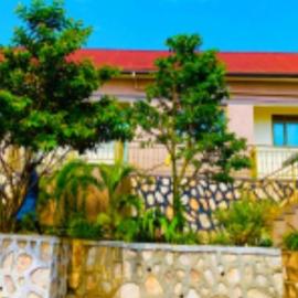 Blooming Homes Uganda, hotel in Kyebando