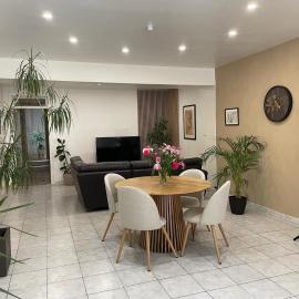 Appartement de plain pied proche des commodités，位于Ans的酒店