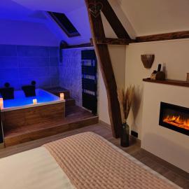 LA BULLE ROMANTIQUE, Suite avec jacuzzi privatif，Bailleval的飯店