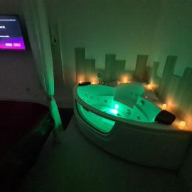 Jacuzzi Privé & Terrasse - Cachette des Murmures - Hypercentre, hotel in Boulogne-sur-Mer