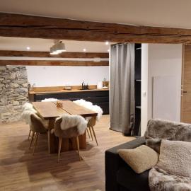 Chalet Serine - Élégance au coeur des 3 Vallées - Duplex pour 6, hotel a La Combe