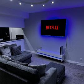 Modern 3-Bedroom Home with Cozy Cinema-Style Living Space, hotel en Cumbernauld