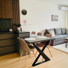 NEW apartment with free garage parking near the airport, hotel em Prievoz