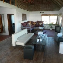 Astonishing house by the beach CASA AZUL, hotelli kohteessa Playa Verde