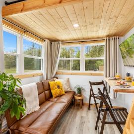 Nook at the Springs - Tiny Home , Full Kitchen, viešbutis mieste Fort White