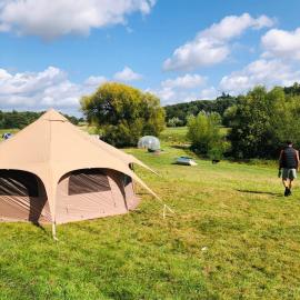 Farmstay riverside yurt firepit, hotel in Hertford