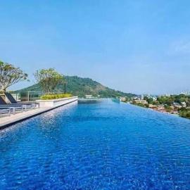 The Base Height Condo with Rooftop infinity pool, Hotel in Ban Sam Kong