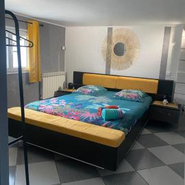 Charmant appart avec jardin, hotel in Aigues-Mortes