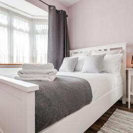 Entire 4-Bedroom Home Surrey, hotel di Sunbury Common