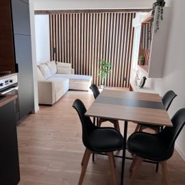 Cozy 2-bedroom village house, hotell sihtkohas Bompas