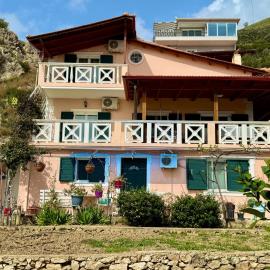 VILLA NEFELI, hotel in Piqeras