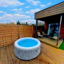 Conteneur Design Avec Jacuzzi - Bord de Forêt