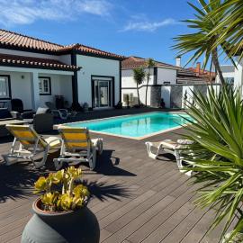 Spacious quiet charming villa with private pool and close to Lisbon, Hotel in Monte de Lucas