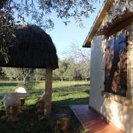 Cottage with a great fenced garden in the Tuscan countryside, hotel in Cecina