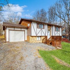 Pool Access! All-Season Family Home in Poconos, Hotel in Crescent Lake
