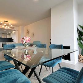 Luxury Penthouse with with amazing sea views, hotel in Manilva