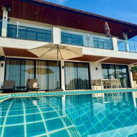 The Carma - stylish and luxury sea view pool villa، فندق في كو لانتا