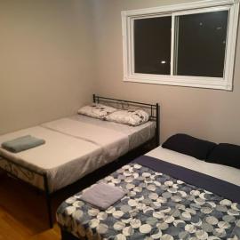 Upper Level Cheap Room For 3 People- 24 Hrs Checkin-Walking to Bus,Grocery, Plaza, hotel v destinaci Kitchener