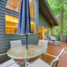 Harstine Island Cabin w/ Fire Pit: Walk to Beach!，Lakebay的飯店