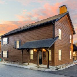 Tall Timbers Retreat w Free Daily Tickets-Water Views-Community Indoor Pool-Bunk Room-Pvt Hot Tub